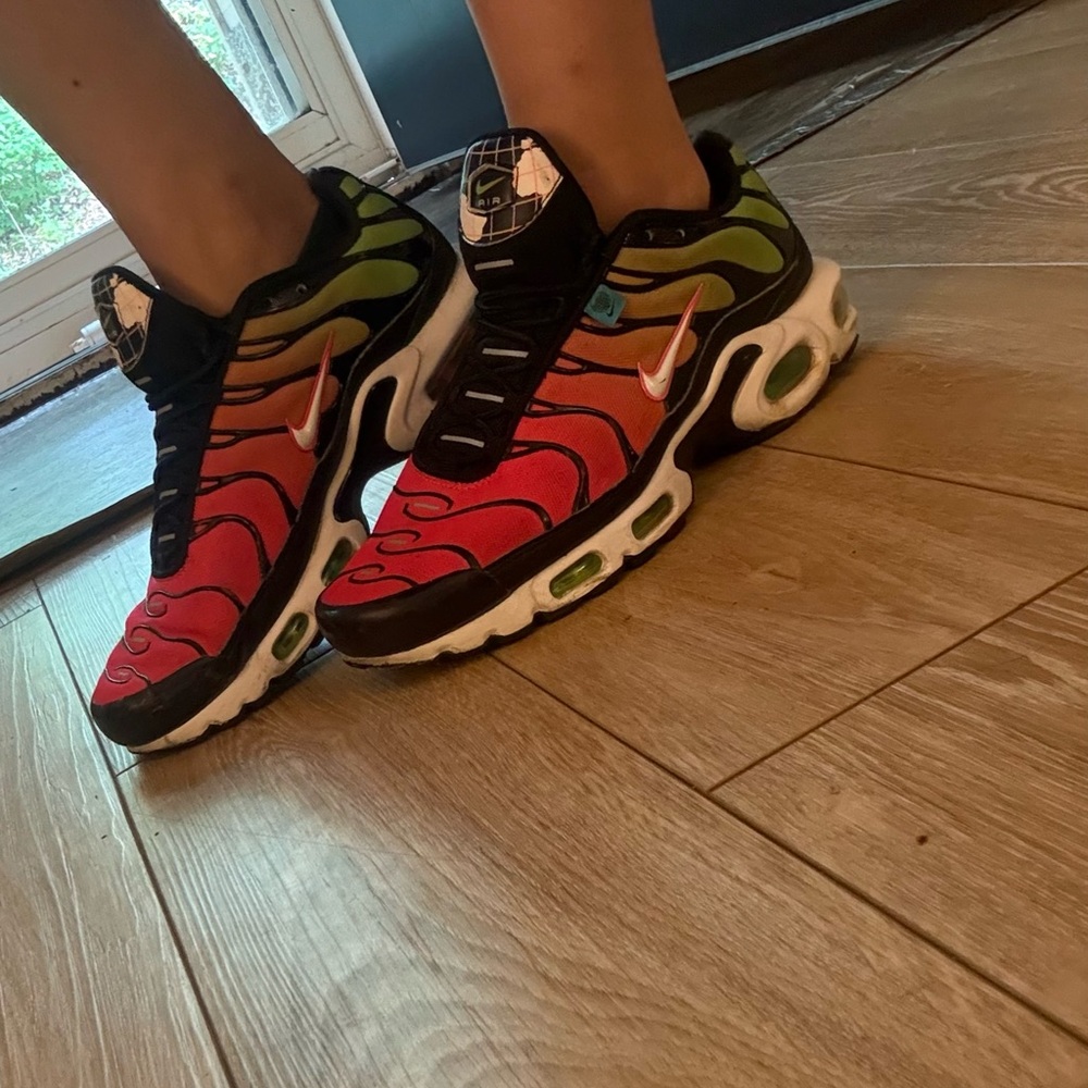 Nike Red and Green Sneakers with Iconic Design - Picture 14 of 16
